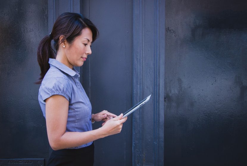 Femme élégante travaillant sur une tablette