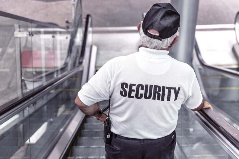 Un agent de sécurité dans un escalator