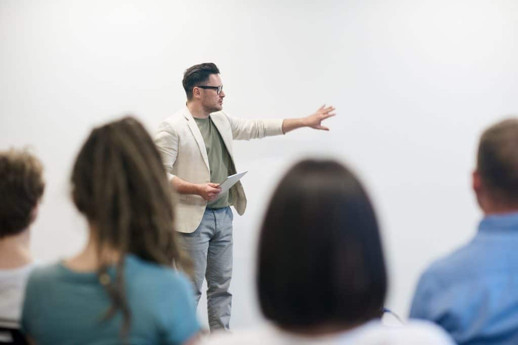 Formateur devant un groupe d'apprenants