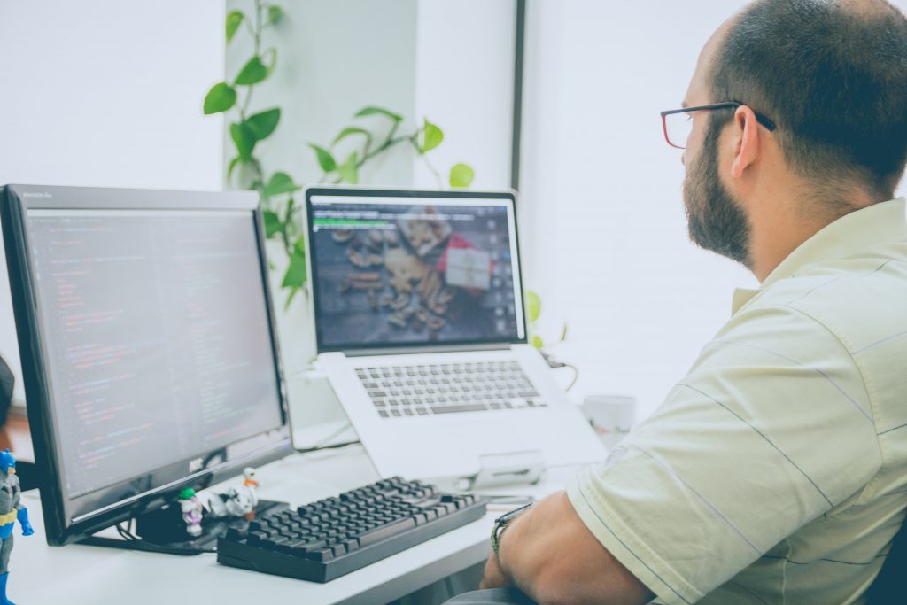 un homme dans son bureau face à un ordinateur