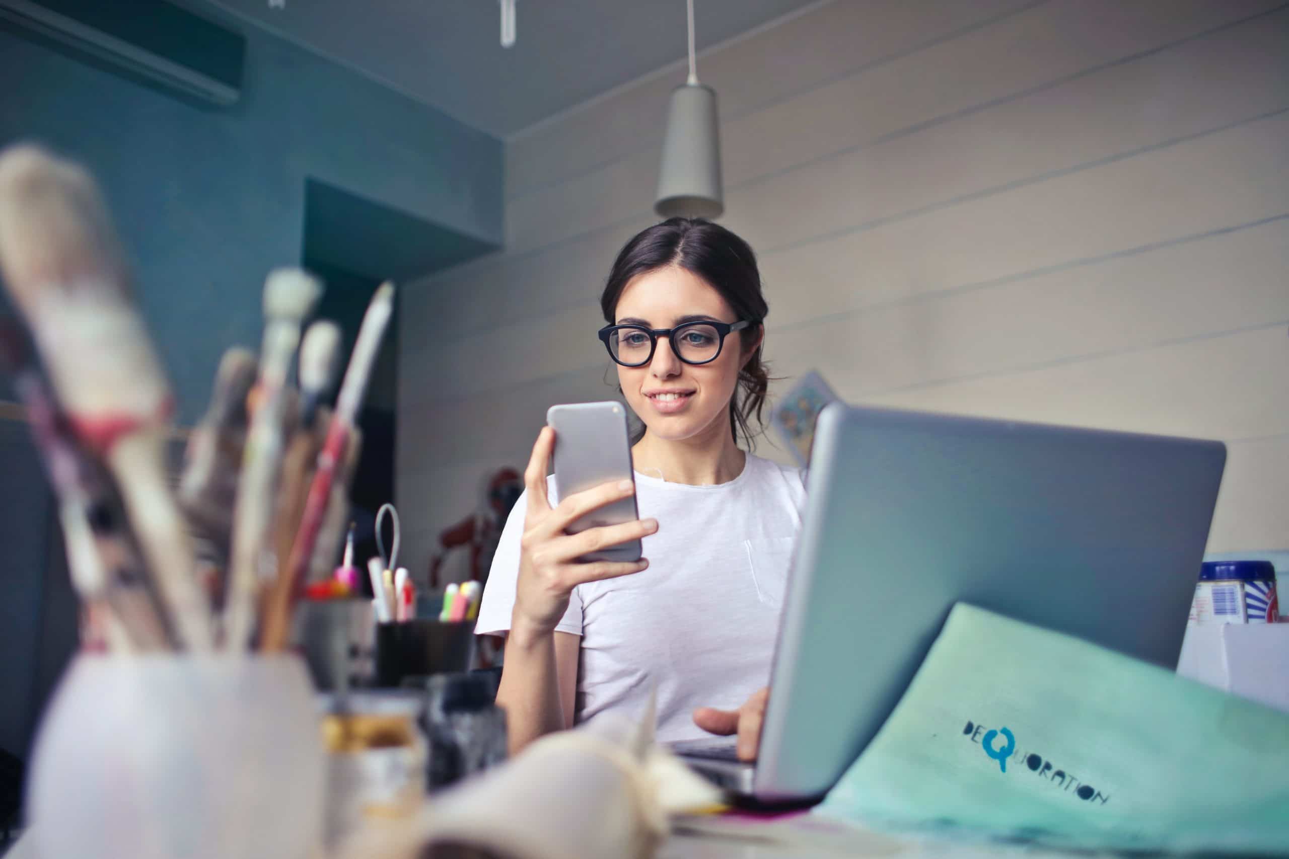 Femme dans son bureau avec ordinateur et téléphone