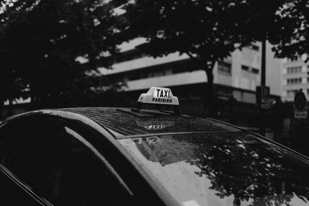 Photo noir et blanc d'un taxi