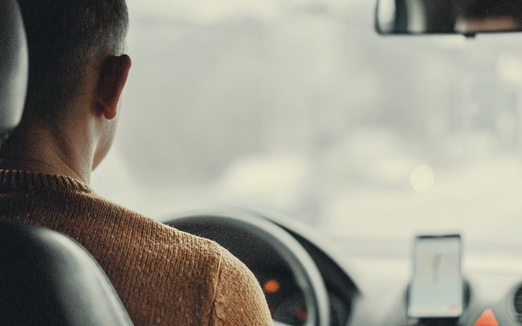 Un homme conduisant une voiture avec un GPS