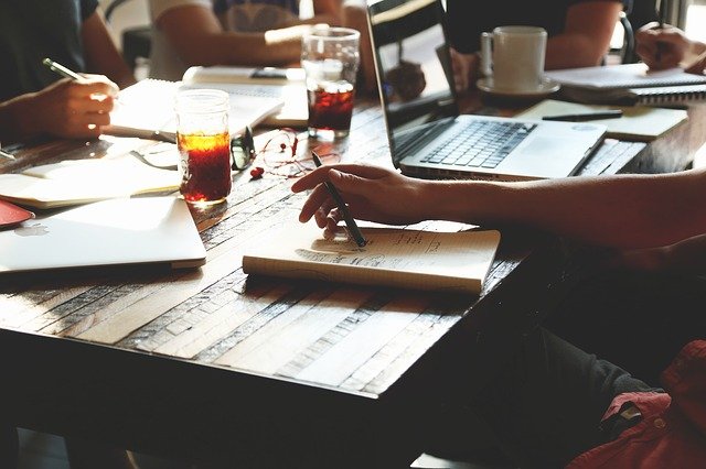 personnes au bureau