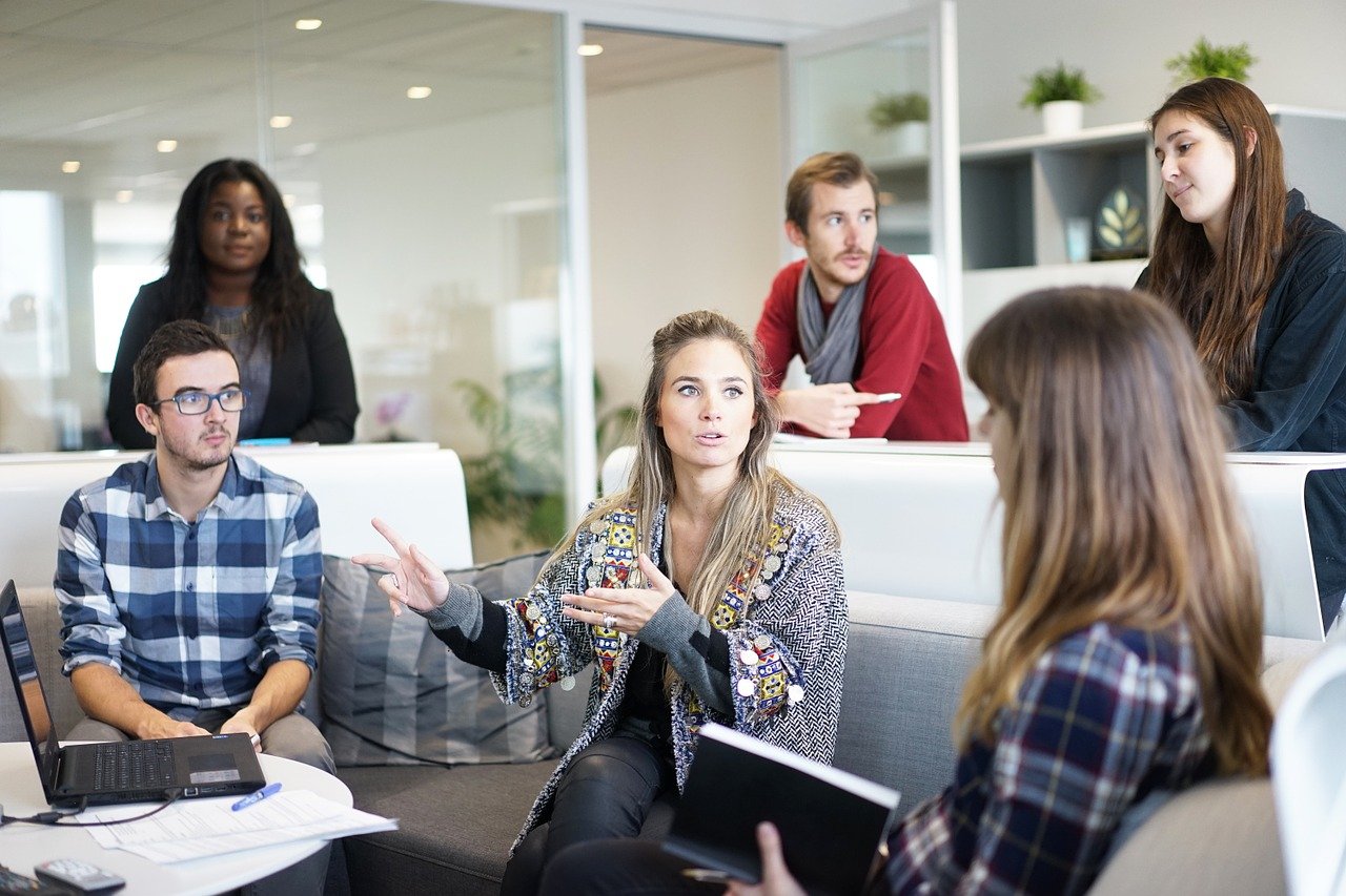 bureau entreprise avec des personnes qui discutes