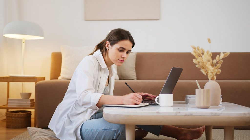 jeune femme qui étudie sur son ordinateur